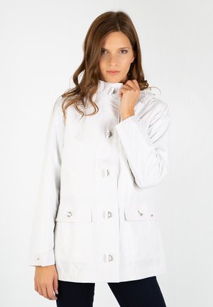Witte waterdichte jas met een hoge kraag, sluiting met drukknoop aan de voorkant, twee zijzakken en zilveren hardwareaccenten. Gladde textuur, casual ontwerp.