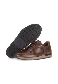 Bruine leren sneaker met een ronde neus, vetersluiting en een contrasterende beige tussenzool; gestructureerde zwarte rubberen buitenzool met grippatroon.