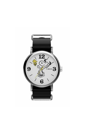 Okrúhle strieborné hodinky s čiernym remienkom, biely ciferník so Snoopym a Woodstokom; čierne hodinové značky na 12, 3, 6 a 9, logo Timex na pozícii 3 hodín.
