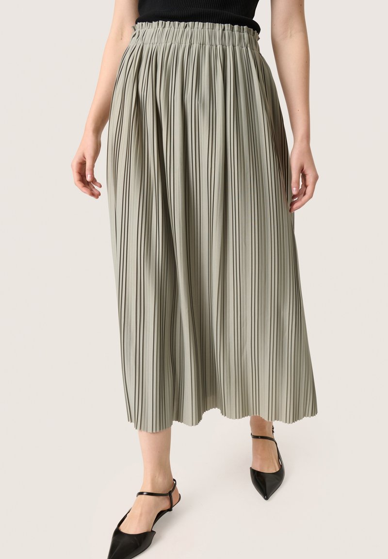 Plissé midi rok in zacht, lichtgroen stof, met een elastische tailleband, voorzien van verticale lijnen en een gladde textuur.