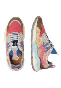 Baskets multicolores comprenant des matériaux roses, bleus, beiges et marron. Tige en suède et tissu, design à lacets, semelle en caoutchouc texturée et logo sur la languette.