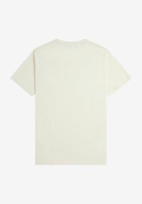 Camiseta de color crema, de manga corta y con cuello redondo. Fabricada con tela suave, presenta un diseño liso sin logotipos ni patrones visibles.
