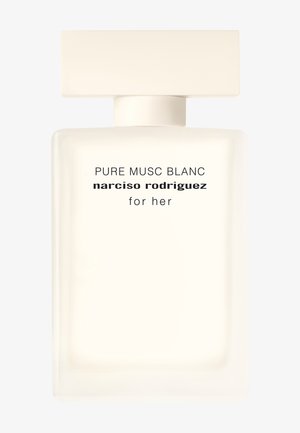 Heldere rechthoekige glazen fles met matte witte dop; gelabeld met "PURE MUSC BLANC narciso rodriguez for her" in zwarte letters.