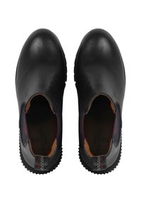 Scarpe in pelle nera con una finitura liscia, pannelli laterali elastici e una suola in gomma testurizzata, con un dettaglio di cucitura rossa.