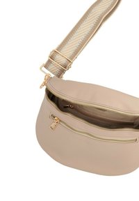 Borsa a tracolla in pelle beige con chiusura a cerniera, dotata di un ulteriore tasca frontale, tracolla in tessuto texturizzato con dettagli in metallo dorato.