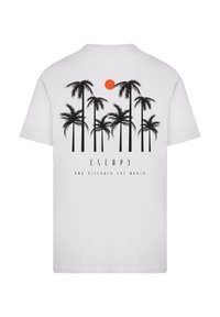 Weißes Baumwoll-T-Shirt mit einem Grafikdesign von schwarzen Palmen und einer orangefarbenen Sonne, mit dem Text "ESCAPE AND DISCOVER THE WORLD" am unteren Rand.
