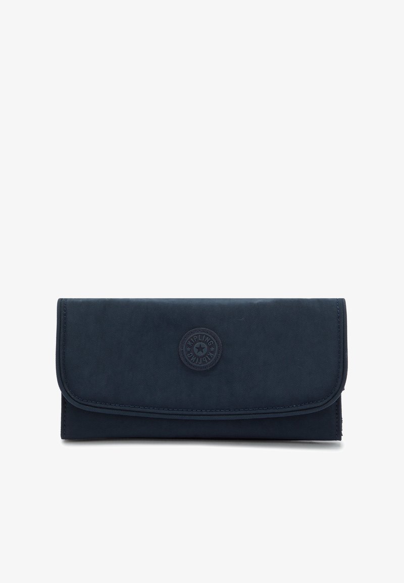 Navyblauwe stoffen portemonnee met een afgeronde logo patch, magnetische klep sluiting en stikdetails. Rechthoekige vorm met een gladde textuur.