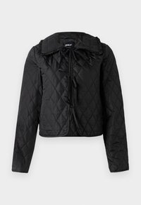 Veste matelassée noire avec manches longues, col volanté et trois fermetures à nouer à l'avant, suspendue sur un fond blanc.