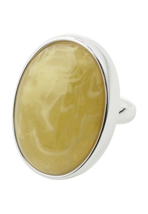 Anillo de plata con una gran piedra oval amarilla jaspeada, con superficie lisa y pulida y banda simple.