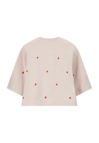 T-shirt cropped beige en tissu doux, orné de motifs de fruits rouges et verts dispersés, avec des manches courtes et un col rond.