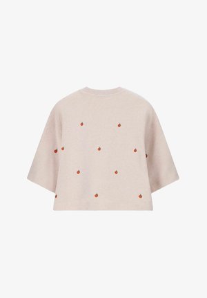T-shirt cropped beige en tissu doux, orné de motifs de fruits rouges et verts dispersés, avec des manches courtes et un col rond.