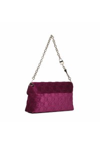 Borsa a spalla trapuntata bordeaux con manico a catena, caratterizzata da un motivo testurizzato e un pannello superiore liscio, realizzata in tessuto morbido.