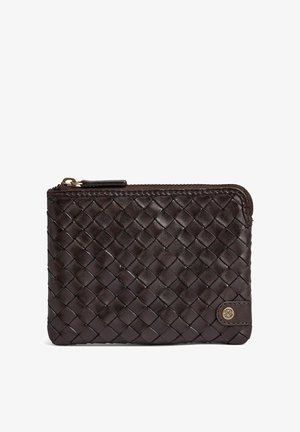 Bolso marrón oscuro tejido de cuero con cremallera y una pequeña etiqueta redonda de metal con el logo en la esquina inferior derecha.