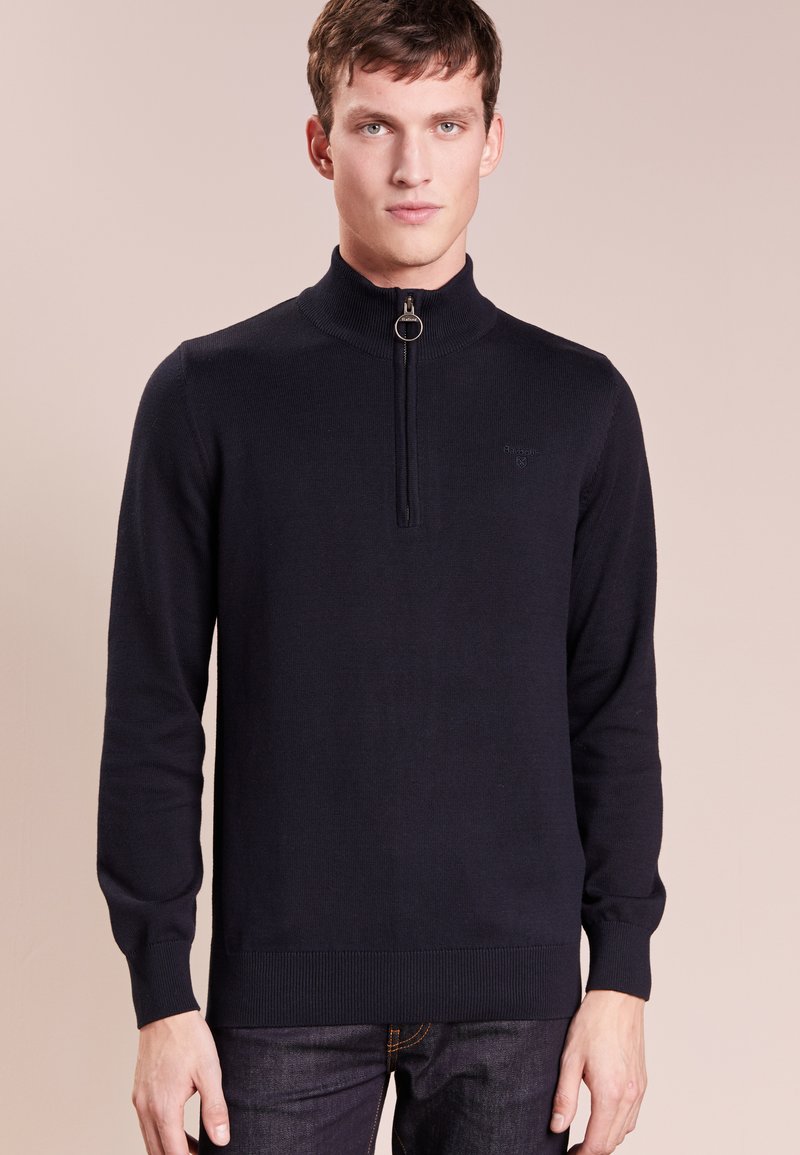 Dunkelblauer Zip-Kragen-Pullover aus Strickstoff, mit langen Ärmeln sowie gerippten Bündchen und Saum; dezentes Logodetail in der Nähe der Brust.