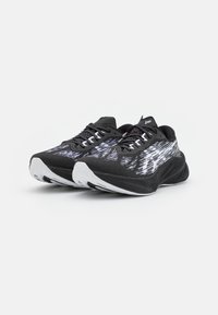 ASICS NOVABLAST 3 - Väglöparskor - black/white