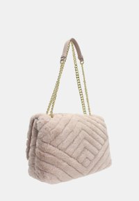 Borsa in faux fur rosa pallido con motivo trapuntato, dotata di una tracolla in catena dorata e un design elegante.