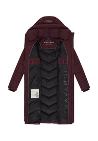 Parka di colore bordeaux imbottita, con colletto alto, rivestimento nero, due tasche interne e un'etichetta di cura sul lato sinistro. Chiusura con cerniera.