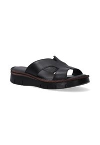 Sort lædersandal med åbent design, tekstureret rem og en tyk, let hævet sål med fletdetaljer.
