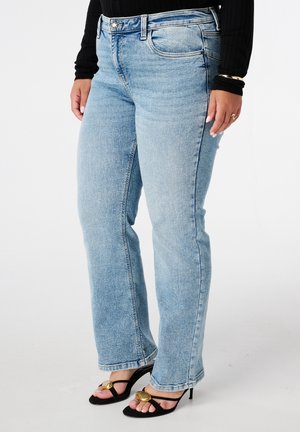 Lichtblauwe denim jeans met een recht gesneden ontwerp, vijf zakken en een zilveren knoopsluiting. Draag ze met zwarte hakken.