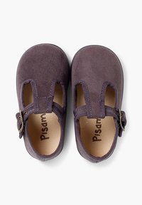 Zapatos infantiles de ante morado con un diseño redondeado, recortes en los lados y un detalle de hebilla metálica. Material suave y texturizado.