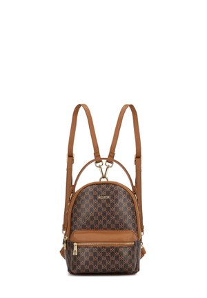 Mały plecak w brązowe i ciemno-brązowe wzory, z złotymi zamkami, przednią kieszenią i regulowanymi paskami na ramiona.
