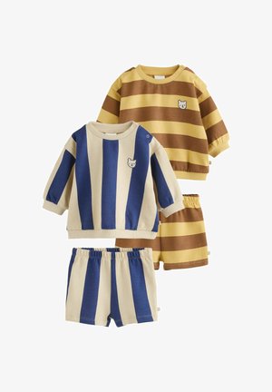 Dvi kūdikių drabužių komplektai, kiekvienas su ilgomis rankovėmis megztiniais ir šortais; vienas komplektas geltonos ir rudos juostelės, kitas – mėlynos ir smėlio spalvos juostelės su mažais meškutės aplikacijomis.