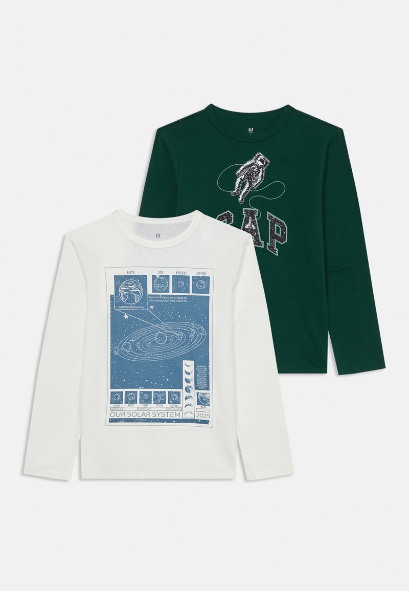 Zwei Langarmshirts: eines ist weiß mit einem blauen Grafik des Sonnensystems, das andere dunkelgrün mit einem Astronauten und silberner "GAP"-Schrift.