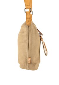 Bolso de lona en marrón claro, con una correa de cuero con herrajes metálicos, cierre con cremallera y una pequeña etiqueta con el logo en el lateral.