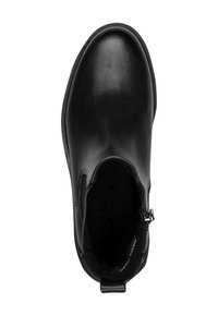 Bottine en cuir noir avec un bout rond, texture lisse, fermeture éclair sur le côté et doublure en peluche. Présente un petit talon et une semelle intérieure rembourrée.