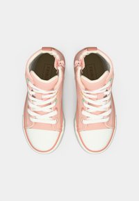 Ζευγάρι ροζ ψηλά αθλητικά παπούτσια με λευκά κορδόνια και λαστιχένιες μύτες, από πάνω σε λευκό φόντο.