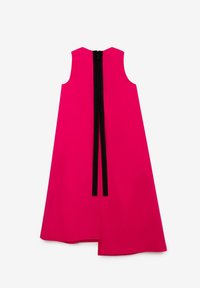 Fuchsiové šaty bez rukávů vyrobené z hladké látky, s zadním zipem a kontrastním černým územím v pase. Středový rozparek na zadní straně.