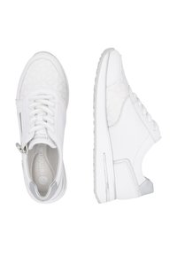 Baskets blanches avec une tige en cuir verni texturé, présentant une fermeture éclair et un design à lacets, une semelle en caoutchouc épurée et des accents minimalistes.
