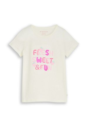 T-shirt blanc à manches courtes avec col rond et texte rose « FRESH SWEET & FUN » entouré de petites illustrations de fraises.