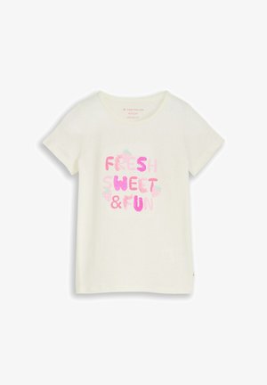 T-shirt blanc à manches courtes avec col rond et texte rose « FRESH SWEET & FUN » entouré de petites illustrations de fraises.