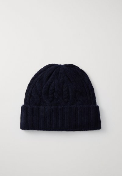 Gorro de malha azul-marinho com padrão de cabos, barra canelada e textura suave. Feito de lã ou material similar. Forma circular com ajuste justo.