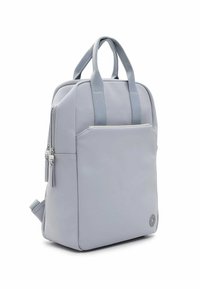 Ljusgrå ryggsäck i slät material, med två handtag i toppen, en framficka med dragkedja och diskret logotypdetalj längst ner.