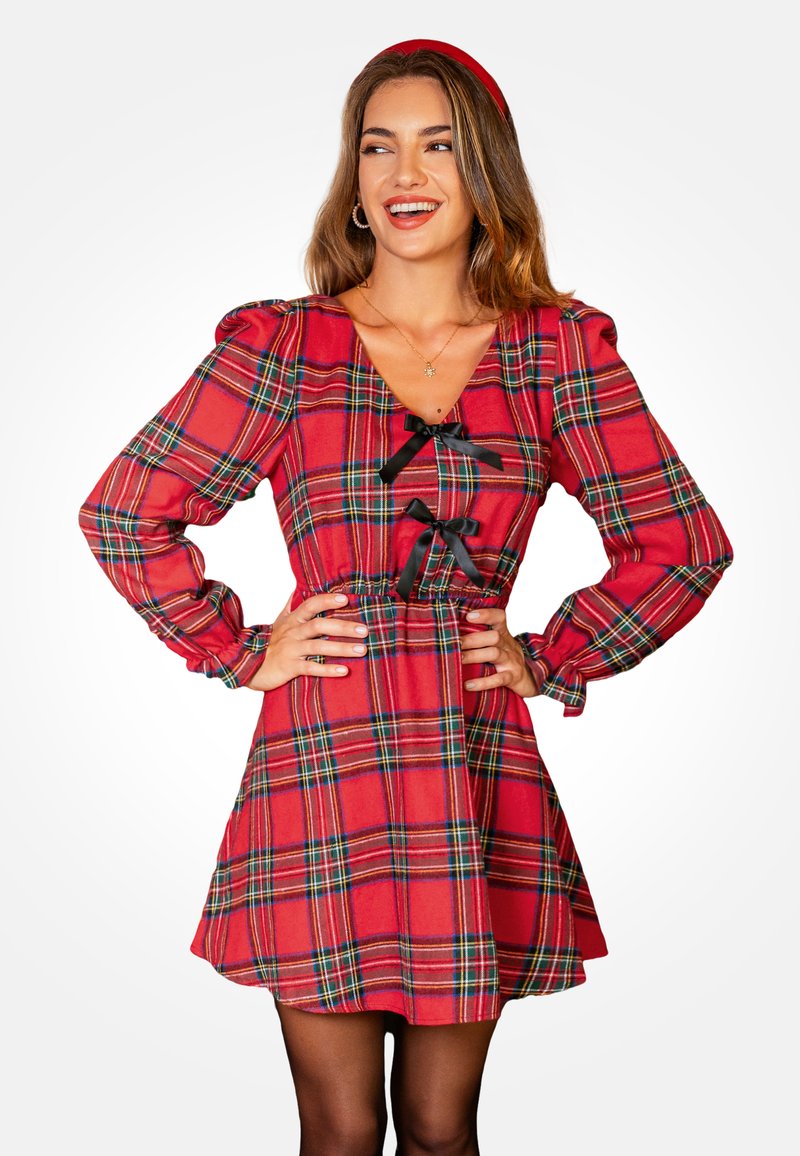 Rood geruit jurkje met poffende mouwen en een diepe V-hals. Bevat zwarte lintaccenten en een taille die is geaccentueerd, met een vloeiende rok.