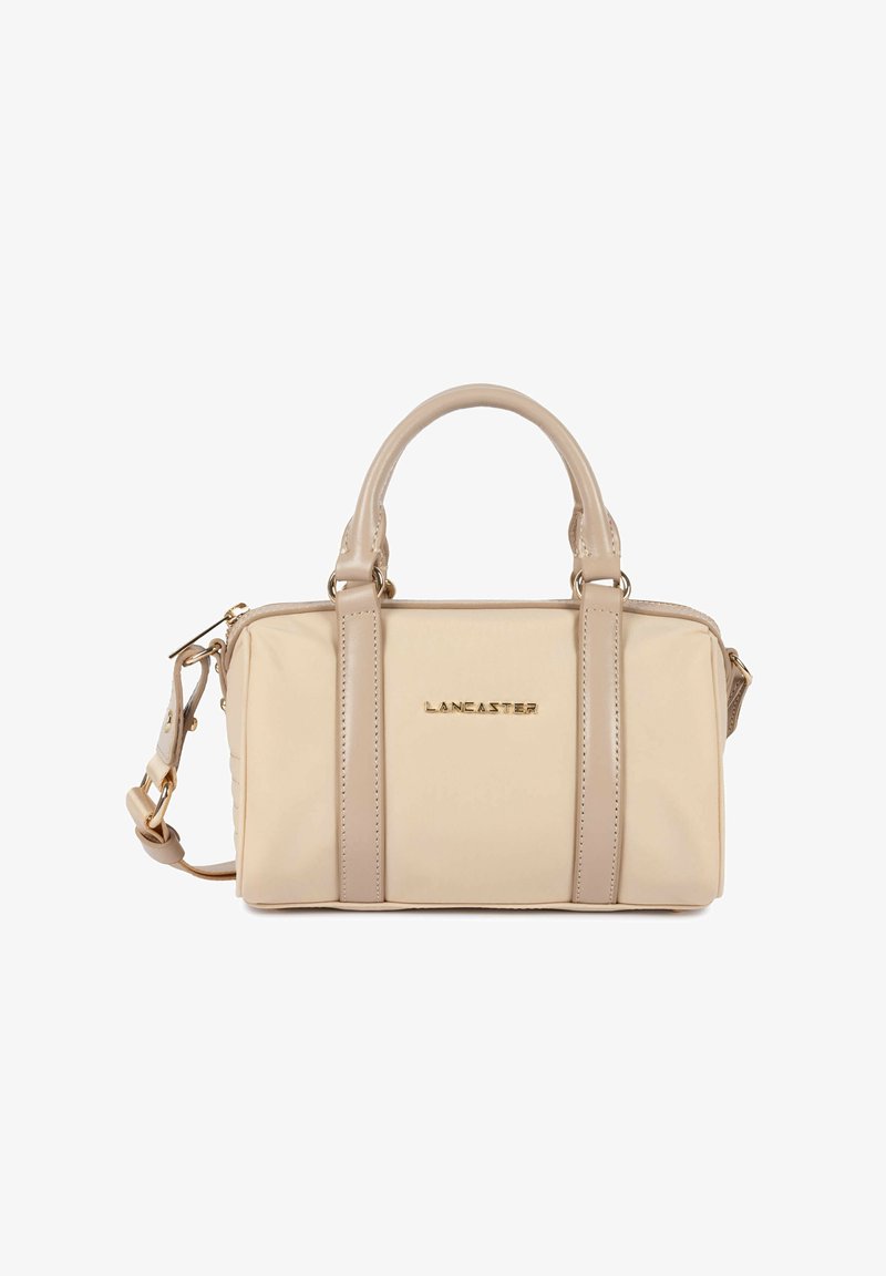 Sac à main rectangulaire beige avec deux poignées supérieures, une bandoulière réglable, une fermeture éclair dorée et un logo "Lancaster" doré sur le devant.