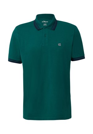 Polo vert en coton, avec une patte de boutonnage à deux boutons, col marine et bordure des manches, et un petit logo sur la poitrine gauche.