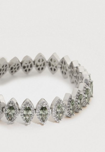 Ezüst karkötő világos zöld, marques csiszolású drágakövekkel, mindegyiket kis, tiszta kövek veszik körül, folyamatos láncolt mintában elrendezve.