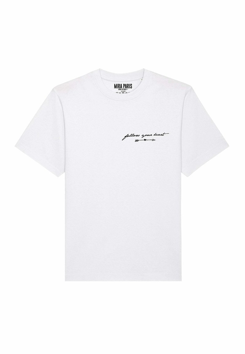 Balta medvilninė T-shirt su trumomis rankovėmis ir apvaliu kaklu. Ant jos yra juoda kursyvu rašyta užrašas "sek savo širdimi" ir rodyklės grafika.