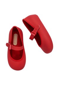 Ballerine rosse in gomma con punta tonda, bordi elasticizzati e una cintura regolabile con hardware circolare. Interno morbido e strutturato.