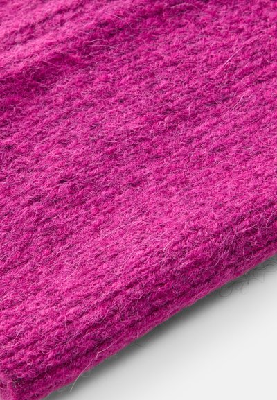 Fuchsiová vlnená tkanina s textúrovaným, rebrovaným vzorom. Zobrazuje mäkký, chlpatejší povrch s jemnými variáciami v odtieni a hrúbke.