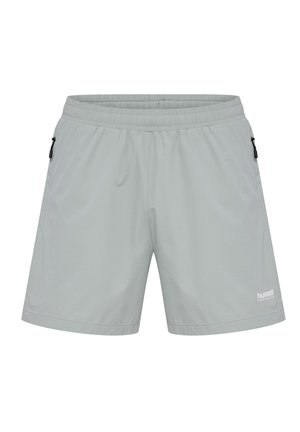Jasnoszare szorty sportowe z elastycznym paskiem w talii, bocznymi kieszeniami na zamek i białym logo w dolnym prawym rogu. Wykonane z oddychającego materiału.