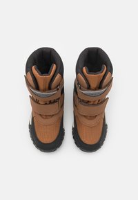 Geox TREKKYUP BOY ABX - Zimske čizme - tobacco/dark silver