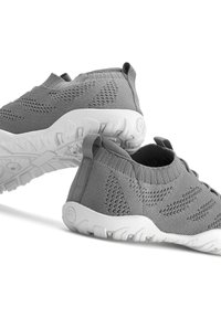 Graue Strick-Sneaker mit weißen Gummisohlen, die ein schlupffreies Design, eine strukturierte Oberseite und eine hintere Schlaufe für einfaches Anziehen aufweisen.