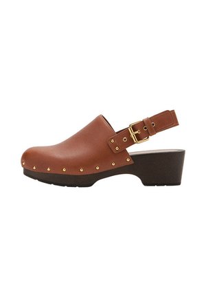 Sabot en cuir marron avec des clous dorés, une boucle dorée et une semelle talon noire épaisse.