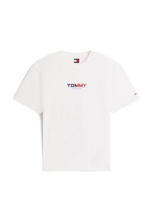 T-shirt blanc à manches courtes avec le logo "TOMMY JEANS" en noir, rouge et bleu sur la poitrine et un petit logo drapeau sur la manche gauche.