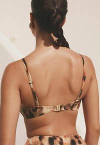 Next RUCHED SHAPING BANDEAU   REGULAR - Vrchný diel bikín - animal
