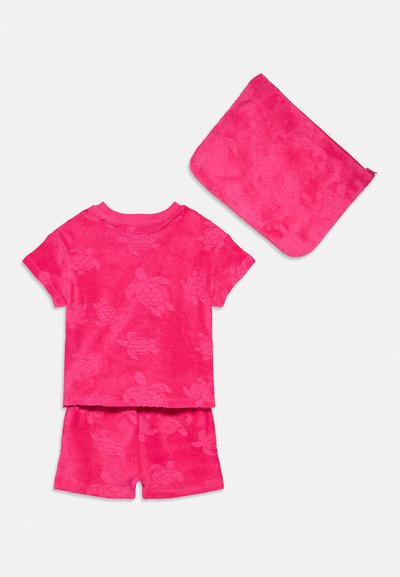 Jasnoróżowy zestaw z krótkim rękawem wykonany z frotté, składający się z góry i szortów z subtelnym wzorem żółwia, do tego dopasowana, zapinana na zamek saszetka.